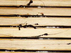 Foto van klodders rubber op het nieuwe dek