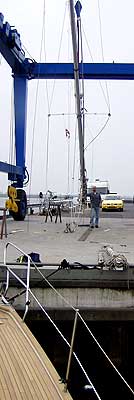 Foto van het optillen van de mast