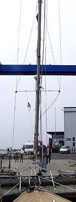 Foto van het verplaatsen van de mast naar Happy Monster